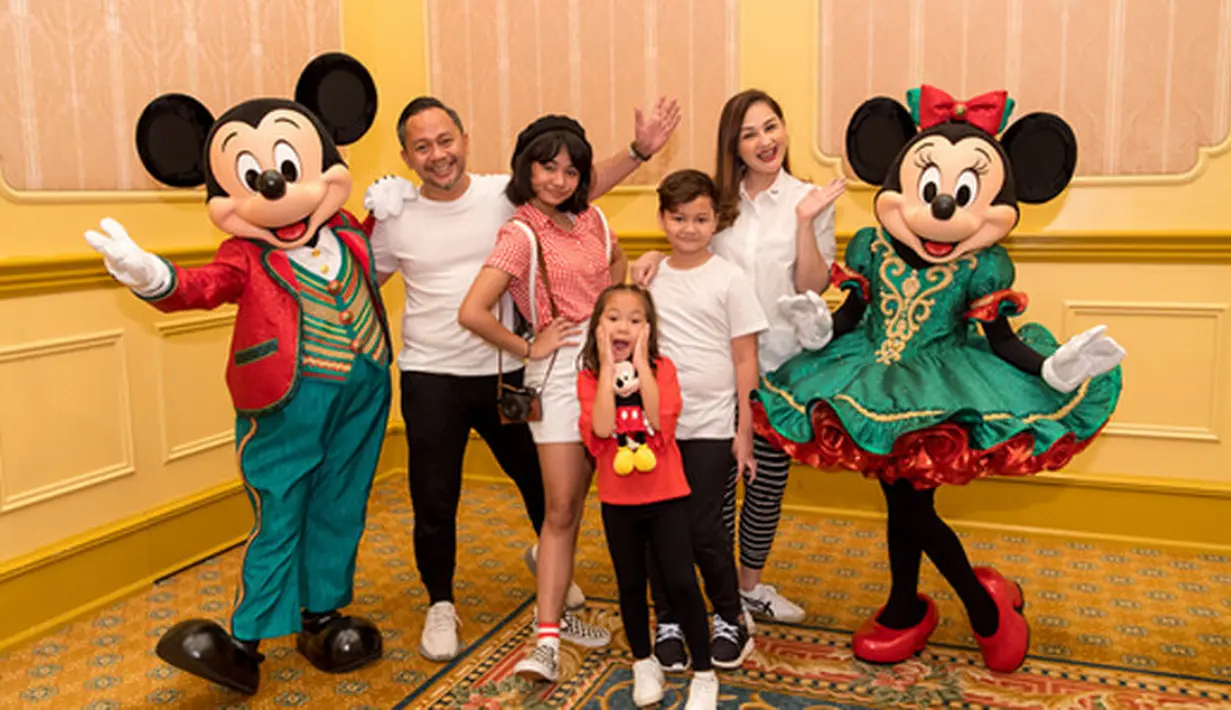 Cerita cinta pasangan ini berawal ketika casting sinetron New Pondok Indah. Saat itu Mona masih duduk di bangku kelas 1 SMA. Seringnya pertemuan tersebut, mereka akhirnya pacaran. (Instagram/monaratuliu)