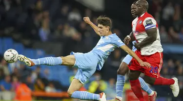 Bek Manchester City, Finlay Burns menendang bola dibayangi penyerang Wycombe Wanderers, Adebayo Akinfenwa pada babak ketiga Piala Liga Inggris di Etihad Stadium, Rabu (22/9/2021) dini hari WIB. Manchester City menang telak 6-1 saat menjamu klub divisi tiga Wycombe Wanderers (AP Photo/Dave Thompson)