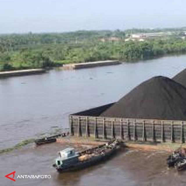 Sungai Barito Surut Kapal Tongkang Terperangkap News Liputan6 Com