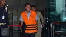 Anggota Komisi IV DPR F-PDIP Adriansyah berjalan keluar usai diperiksa KPK, Jakarta, Selasa (30/6). Adriansyah diperiksa sebagai tersangka dugaan suap izin usaha batubara PT Mitra Maju Sukses di Kabupaten Tanah Laut, Kalsel. (Liputan6.com/Helmi Afandi)
