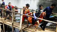 Tim penyelamat mengangkat jenazah salah satu korban perahu tenggelam di Setu Cikaret, Cibinong, Bogor, Jabar, (4/8/2014). (ANTARA FOTO/Jafkhairi)