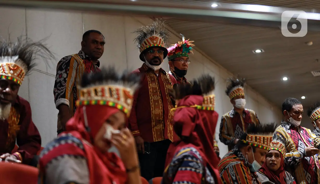 Warga Papua Barat mengikuti Rapat Paripurna ke-10 masa persidangan II tahun 2022-2023 di Kompleks Parlemen, Senayan, Jakarta, Selasa, (17/11). Rapat Paripurna DPR RI mengesahkan pembentukan provinsi Papua Barat Daya. (Liputan6.com/Angga Yuniar)