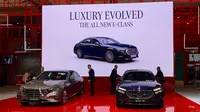 Eksekutif PT Inchcape Indomobil Distribution Indonesia menyingkap generasi Mercedes-Benz E-Class W214 di ajang GIIAS 2024. (Liputan6.com/Khizbulloh Huda)