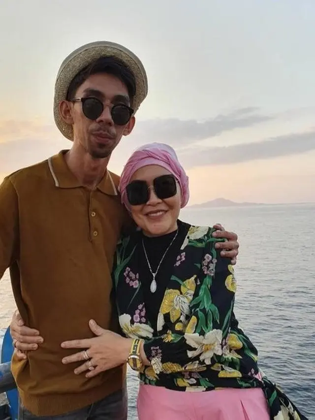 Pakai Strap Masker Emas, Ini 6 Potret Modis Ibu Ayu Ting Ting