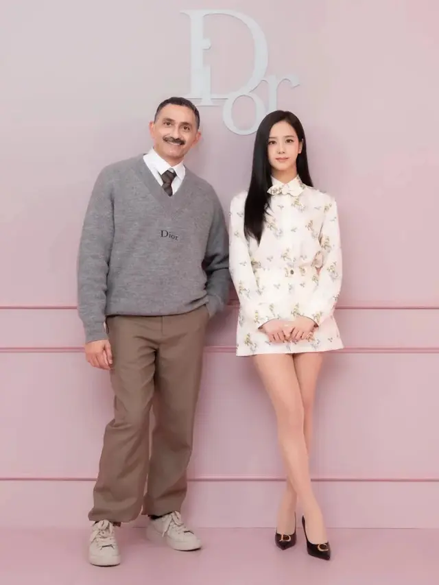 Visual Unreal Jisoo BLACKPINK Hadiri The Dior Addict Sweet Shop di Tokyo