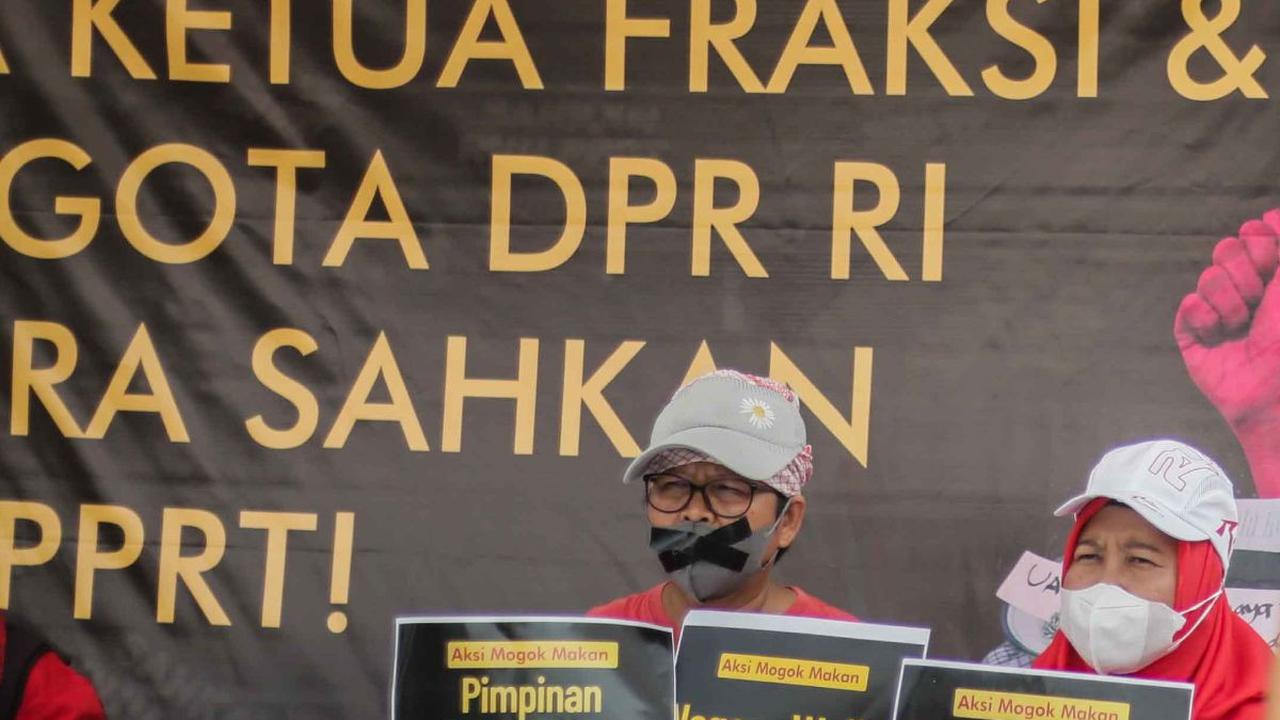 Dalam aksinya, mereka menunjukkan poster berisi desakannya kepada DPR terkait RUU tersebut.