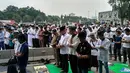 "Sholat Jum'at berjama'ah di Silang Monas #demo4november" tulis ahmaddhaniprast. Beragam tanggapan bermunculan saat foto Ahmad Dhani sedang salat. (Instagram/ahmaddhaniprast)