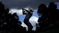 Pegolf Irlandia Utara, Rory McIlroy melakukan pukulan tee-nya pada hole kesembilan pada putaran pertama turnamen Golf Masters 2024 di Augusta National Golf Club, Agusta, Georgia, Kamis (11/04/2024). (AP Photo/Matt Slocum)