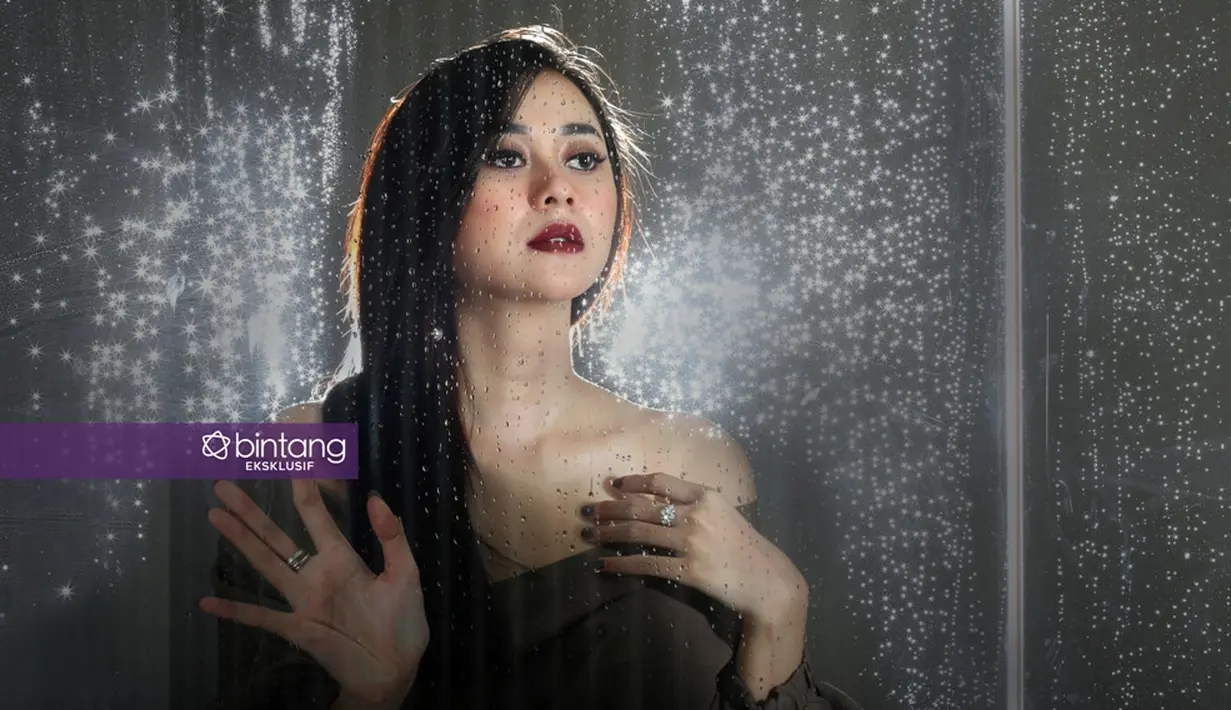 Untuk menerima tawaran main film, setidaknya cerita film tersebut bisa menggetarkan hatinya. Jika tidak, mantan kekasih Gleen Fredly itu pilih mundur. (Bambang E. Ros/Bintang.com)