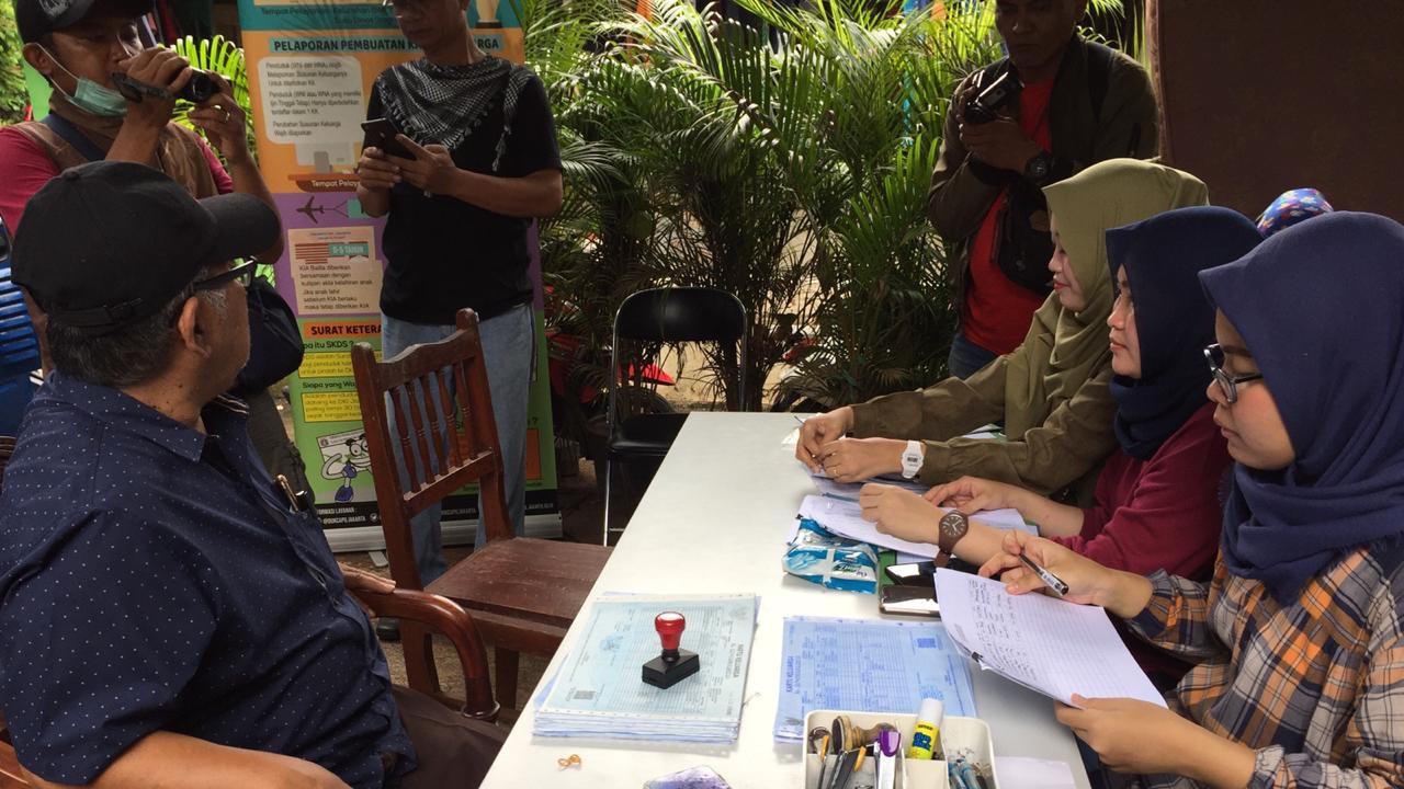 Dinas Kependudukan dan Catatan Sipil Kelurahan Bangka, Kemang, mengatakan pihaknya menerima laporan warga yang dokumen pribadi dan surat pentingnya rusak akibat terjangan banjir.