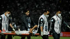 dr Mufida Rizqiyani Husna (dua kiri) mendampingi salah satu pemain PSIS Semarang yang ditandu keluar lapangan saat melawan Arema FC pada pekan kedua BRI Liga 1 2022/2023 di Stadion Kanjuruhan, Malang, Sabtu (30/7/2022). (Bola.com/Iwan Setiawan)