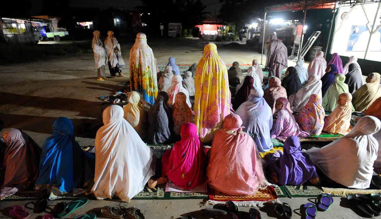 Sholat Tarawih adalah sholat sunnah yang dikerjakan pada malam hari selama bulan Ramadan. (merdeka.com/Arie Basuki)