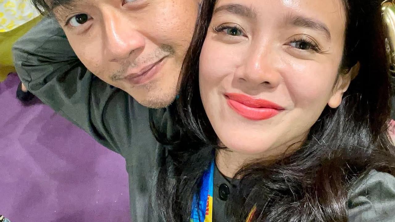 Potret Dea Ananda Temani Ariel Nidji saat Manggung di Stadion Bukit Jalil Malaysia