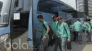 Sejumlah pemain Timnas Indonesia U-22 menaiki bus menuju Bandara di Jakarta, Senin (05/06/2017). Timnas Indonesia U-22 akan menghadapi laga uji coba melawan Kamboja pada 8 Juni 2017. (Bola.com/M Iqbal Ichsan)