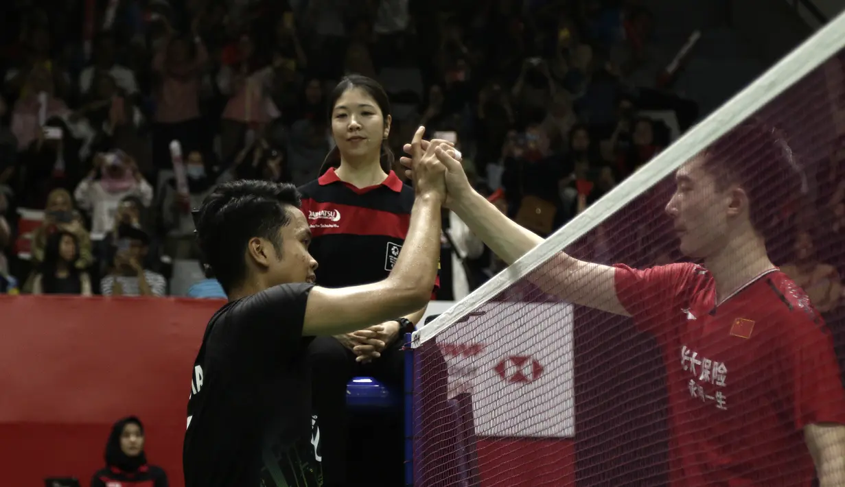 Tunggal putra Indonesia, Anthony Sinisuka Ginting, saat menghadapi tunggal China, Huang Yu Xiang, pada laga Indonesia Masters 2020 di Istora Senayan, Jakarta, Jumat (17/1). Anthony Ginting menang 21-11, 21-14 atas Huang Yu Xiang. (Bola.com/Yoppy Renato)