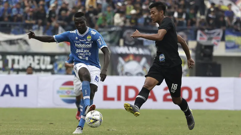 Striker Persib Bandung, Ezechiel N'Douasel, mengontrol bola saat melawan TIRA Persikabo pada laga Piala Presiden 2019. (Bola.com/Yoppy Renato)