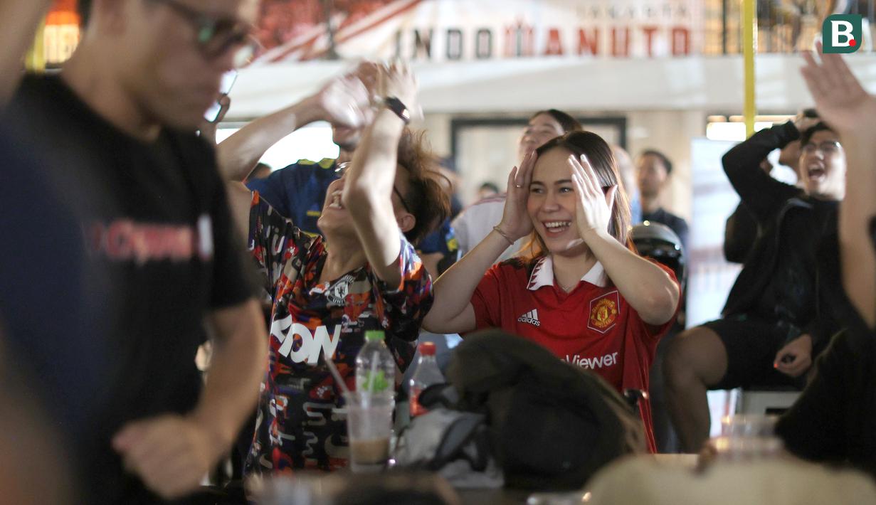 Ekspresi komunitas IndoManUtd Regional Jakarta saat menyaksikan pertandingan Premier League 2023/2024 antara West Ham United kontra Manchester United dalam acara Roaring Night edisi perdana di Pitch 98, Kemang, Jakarta, Sabtu (23/12/2023). (Bola.com/Bagaskara Lazuardi)