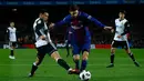 Pemain Barcelona, Lionel Messi berebut bola dengan pemain Valencia, Francis Coquelin pada semifinal pertama Copa del Rey di Stadion Camp Nou, Jumat (2/2). Barcelona menang 1-0 berkat gol semata wayang Luis Suarez. (AP/Manu Fernandez)