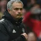 Jose Mourinho menunjuk logo MU usai kemenangan 2-0 atas Chelsea di Old Trafford, Minggu (16/4/2017) (Foto: AFP)