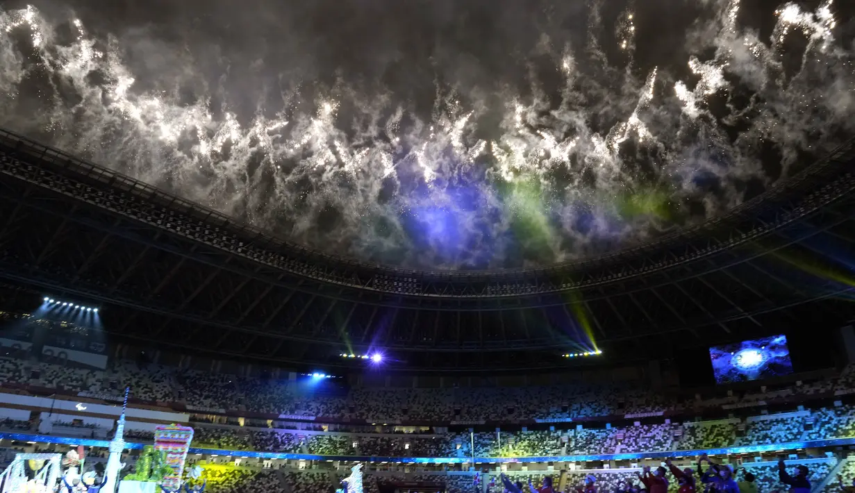Para atlet menyaksikan kembang api saat upacara penutupan Paralimpiade 2020 di Stadion Nasional Tokyo, Minggu (5/9/2021). (AP Photo/Shuji Kajiyama)