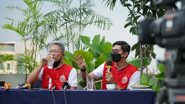 Presiden Persija Jakarta, Mohamad Prapanca (kiri) dan Bambang Pamungkas.