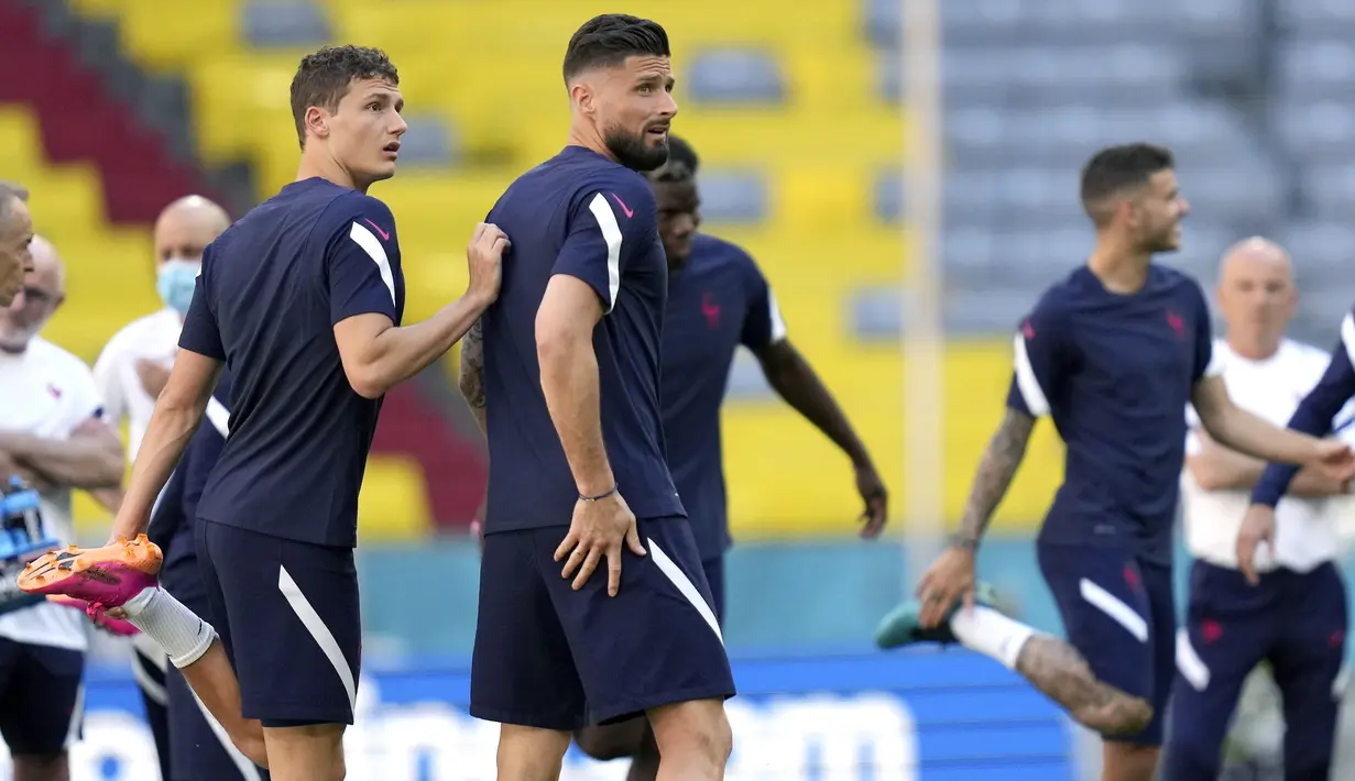 Bek timnas Prancis, Benjamin Pavard (kiri depan) menghadiri sesi latihan tim di stadion Allianz Arena di Munich, Senin (14/6/2021). Timnas Prancis akan bertemu lawan yang cukup berat yaitu Jerman di matchday pertama Grup F EURO 2020 pada Rabu (14/6) dinihari WIB. (AP Photo/Matthias Schrader)