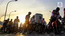 Pegawai PT KAI bersepeda bersama berbagai komunitas Urban SOS Cycling Club di Stasiun BNI City, Jakarta, Sabtu (21/1/2023). Kegiatan olahraga bersepeda yang bertajuk Collaboride digelar dalam rangka mempromosikan Stasiun BNI City sebagai area transportasi publik yang dapat digunakan untuk aktivitas warga. (Liputan6.com/Angga Yuniar)