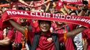 Pecinta klub AS Roma atau Romanisti mulai memadati Stadion Utama Gelora Bung Karno jelang pertandingan AS Roma Sabtu (25/7/2015) malam ini.  Mereka sudah hadir sejak sesi latihan di siang hari. (REUTERS/Darren Whiteside)