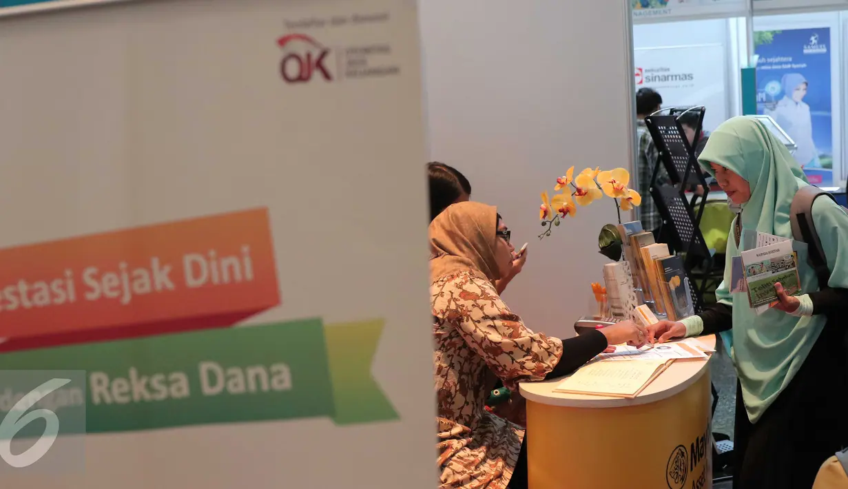 Pengunjung mendatangi sebuah stand saat Festival Pasar Modal Syariah 2016 di Bursa Efek Jakrta, Kamis (31/3). Jumlah saham syariah tercatat sebanyak 318 saham atau 61 persen dari total kapitalisasi pasar saham Indonesia. (Liputan6.com/AnggaYuniar)
