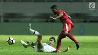 Gelandang timnas Indonesia U-23, Zulfiandi (kanan) mencoba melewati adangan pemain Korea Selatan U-23, Kim Moohwan pada laga persahabatan di Stadion Pakansari, Kab Bogor, Sabtu (23/6). Indonesia U-23 kalah 1-2. (Liputan6.com/Helmi Fithriansyah)