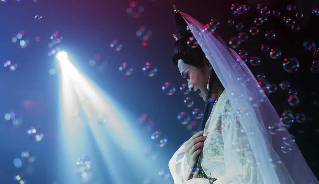 Peserta waria atau transgender beraksi di atas panggung saat mengikuti kontes Big Queen di Shanghai, Cina (25/4). Acara ini digelar sebagai dukungan terhadap kaum LGBT di Cina. (Johannes Eisele/AFP)