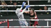 Petarung Winona Karamoy (kanan) melancarkan serangan kepada Dinda Rimby dalam duel Byon Combat Showbiz 8 di Tennis Indoor Senayan, Jakarta, Sabtu (29/8/2026). Winona yang berusia 16 tahun berhasil memenangkan pertarungan empat ronde dalam debut profesionalnya. (KLY/Budy Santoso)