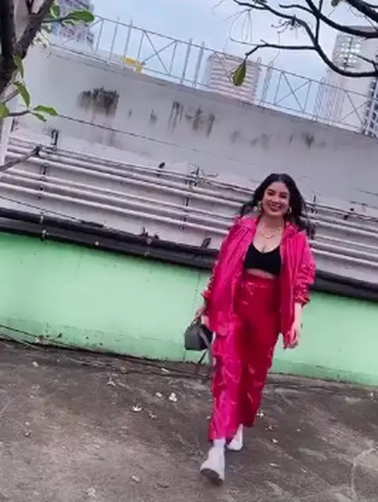 Barang-barang metalik yang trendi akan semakin besar di tahun 2023 seperti jeans, blazer, celana pendek yang berkilauan. [@nindyayunda]