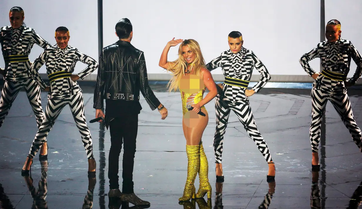 Aksi panggung Britney Spears saat acara MTV VMA 2016 di New York, AS, (28/8). Britney Spears tampil memukau dengan tarian-tariannya saat berduet dengan rapper G-Eazy. (REUTERS/Lucas Jackson)