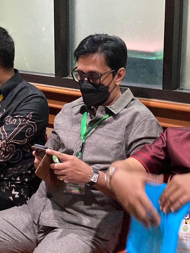 Andre Taulany menghadiri sidang perceraian. (M Altaf Jauhar/ LIputan6.com)