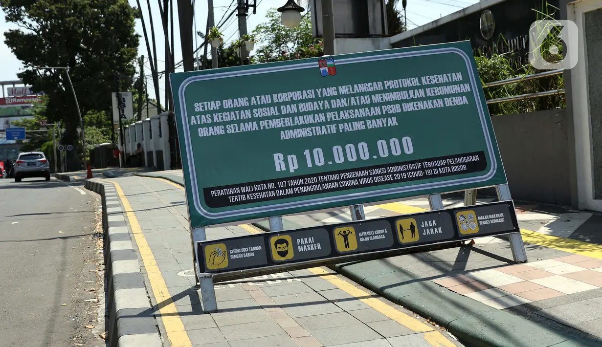 Warga berjalan di pedestrian seputaran Istana dan Kebun Raya Bogor, Jawa Barat, Sabtu (19/9/2020). Sebagai upaya pencegahan penularan COVID-19, Pemkot Bogor menutup sementara pedestrian seputaran Istana dan Kebun Raya Bogor pada Sabtu dan Minggu di masa PSBMK. (Liputan6.com/Helmi Fithriansyah)