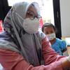 Paramedis memberikan vaksin dosis ketiga covid-19 (booster) saat vaksinasi serentak Pemkot Depok di Kantor Kecamatan Cinere, Depok, Senin (18/4/20222). Pemkot Depok menggelar gebyar vaksinasi booster secara massal di 11 Kantor Kecamatan mulai hari ini hingga Rabu, 20 April. (merdeka.com/Arie Basuki)