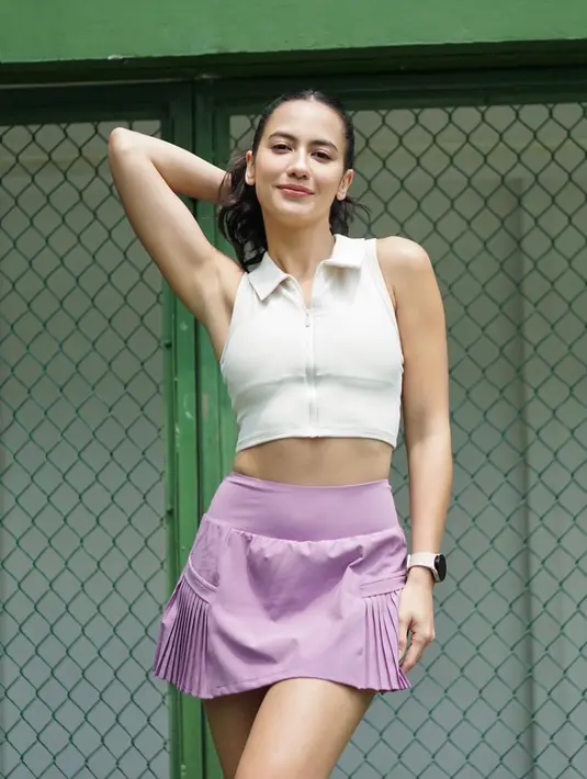 Dalam unggahan tersebut, Pevita Pearce membagikan sejumlah potret dirinya memakai setelan tenis di lapangan. (FOTO: instagram.com/pevpearce/)