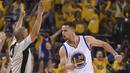 Bintang Warriors, Stephen Curry (30) merayakan tembakan tiga poinnya saat melawan Houston Rockets pada babak pertama Playoffs NBA di Oracle Arena,  Oakland, Selasa (19/4/2016) WIB. (Cary Edmondson-USA TODAY Sports)