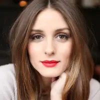 Kamu yang suka pakai lipstik merah, wajib tahu keunggulannya nih. (via: anyv.net)