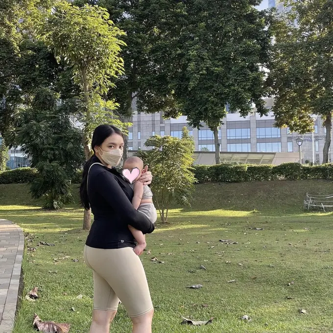 Suaminya Diduga Selingkuh dengan Arawinda, Ini 6 Potret Amanda Zahra Momong Anak