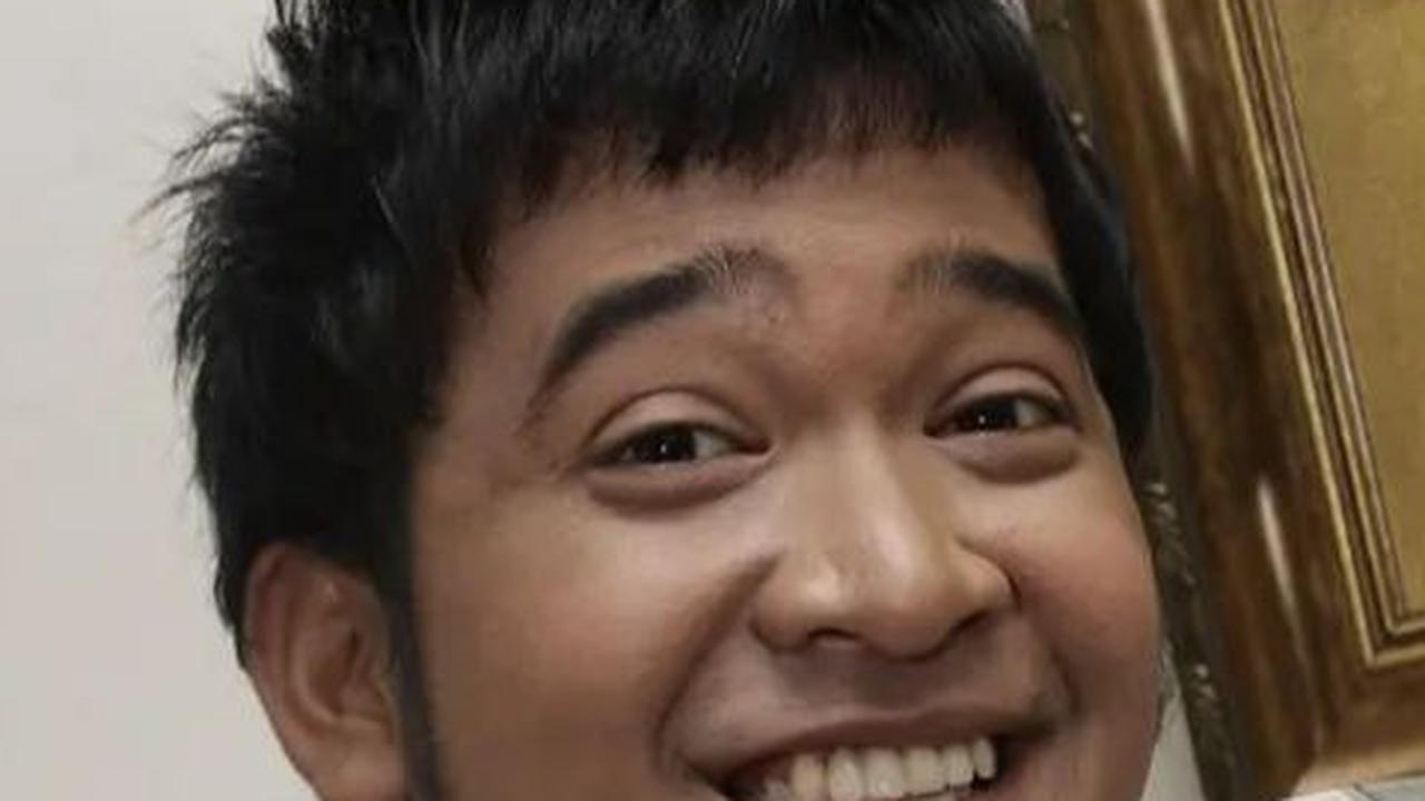Meski pernah menjadi tukang sapu, semangatnya membawanya meraih kesuksesan di dunia hiburan.