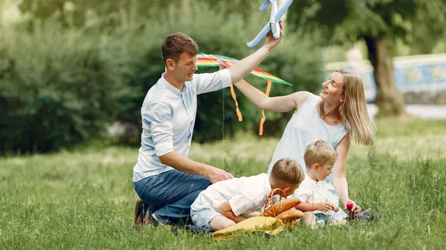 Orangtua dan Anak Bermain Bersama