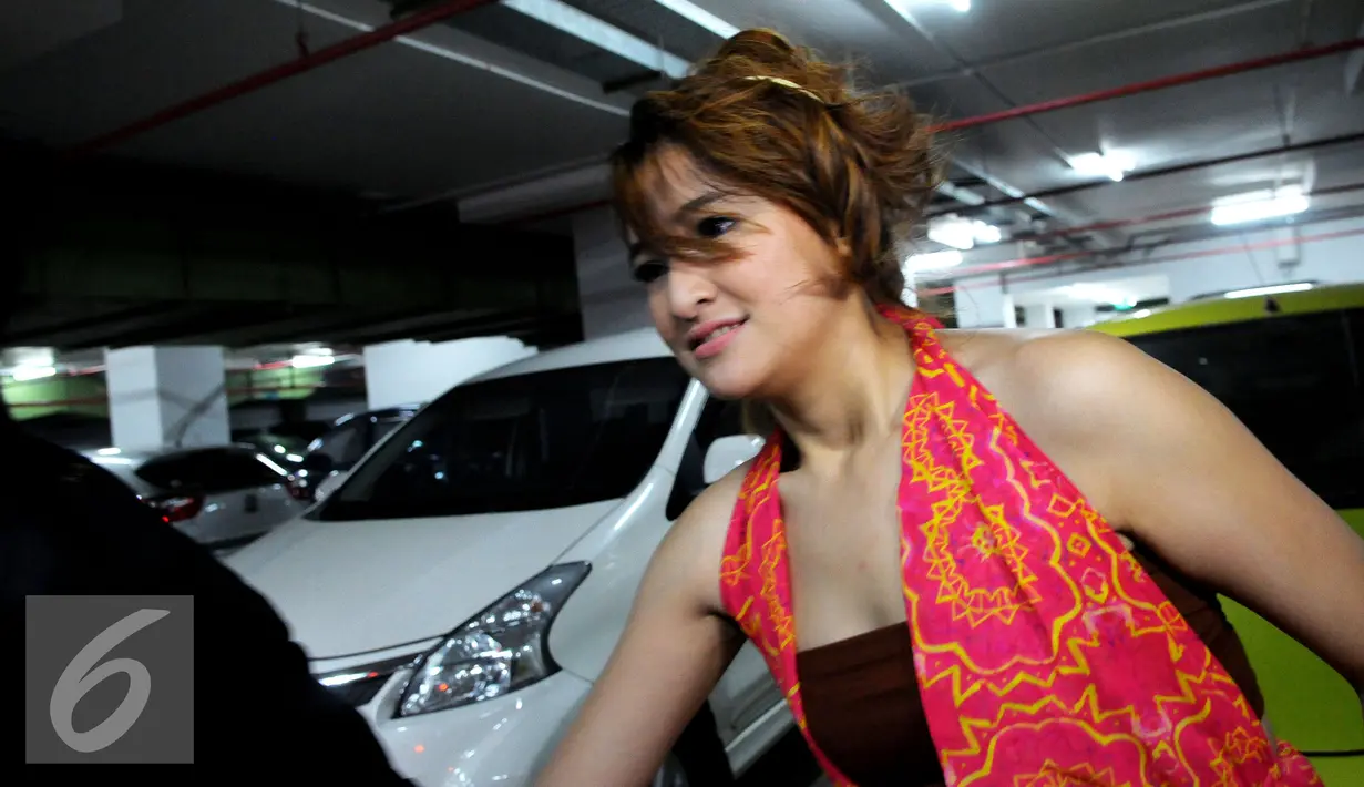  Puluhan wartawan pun menunggu Marshanda untuk bicara mengenai kedekatannya dengan Egi John. Namun apa daya, bukan jawaban yang didapat, wartawan hanya kejar-kejaran dengan Marshanda, Jakarta, Rabu (29/7/2015).(Liputan6.com/Faisal R Syam)