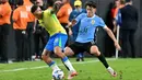 Kedua tim sama-sama memiliki peluang untuk mencetak gol. (Frederic J. Brown/AFP)