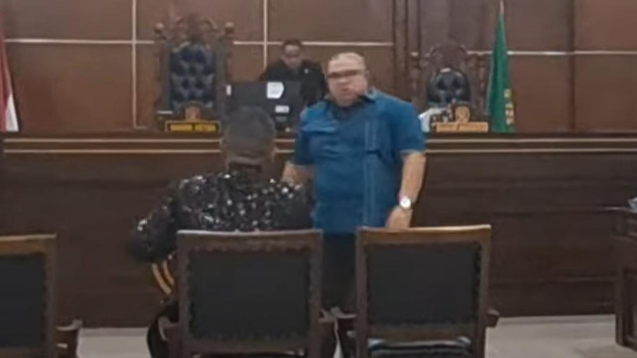 VIDEO: Detik-Detik Tegang! Razman Ngamuk Depan Hotman Usai Sidang