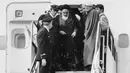 Pemimpin spiritual Iran, Ayatollah Khomeini keluar dari pesawat setelah kembali dari pengasingan di Bandara Mehrabad, Teheran, Iran, 1 Februari 1979. Revolusi Islam Iran mengubah negara tersebut dari Monarki menjadi republik. (AP Photo/TA, File)