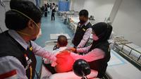 Seorang jemaah haji tengah mendapatkan tindakan dari tim KKHI di Madinah. (Merdeka.com/Lia Harahap)