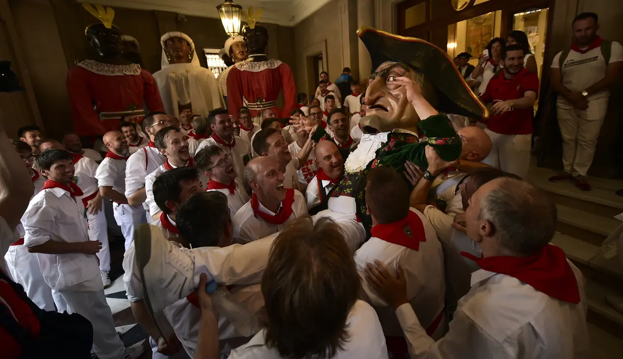 Anggota San Fermin Comparsa menghadiri hari terakhir Festival San Fermin di Pamplona, Spanyol, 14 Juli 2022. Ribuan orang dari seluruh dunia berduyun-duyun ke Pamplona selama sembilan hari setiap tahun untuk bersuka ria dalam pesta tanpa henti pada festival adu banteng yang ditangguhkan selama dua tahun terakhir karena pandemi virus corona COVID-19. (AP Photo/Alvaro Barrientos)