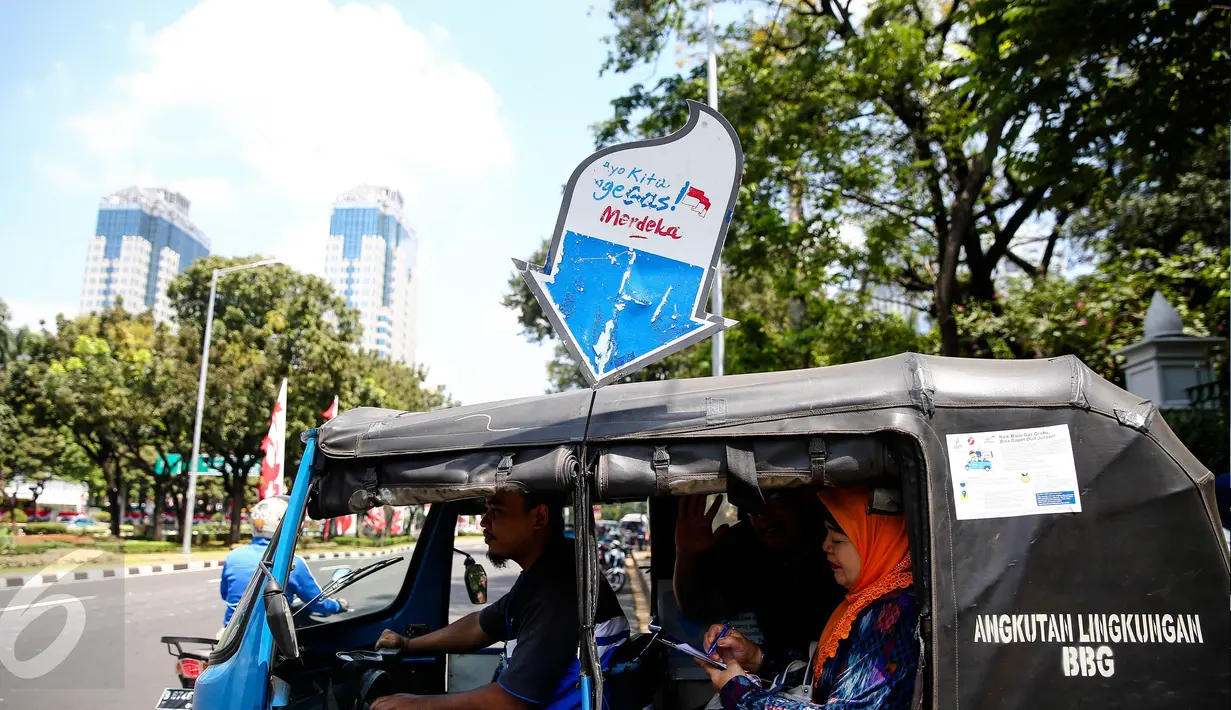Seorang warga menaiki bajaj bahan bakar gas (BBG) gratis dikawasan Monas Jakarta, Rabu (17/8). Program bajaj gas gratis ini akan berlangsung mulai tanggal 14-20 Agustus 2016. (Liputan6.com/Faizal Fanani)